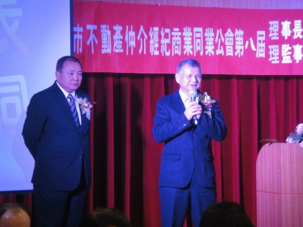 101.02.09-參加台南市不動產仲介商業同業公會第八屆理監事授證典禮暨春節聯誼餐會